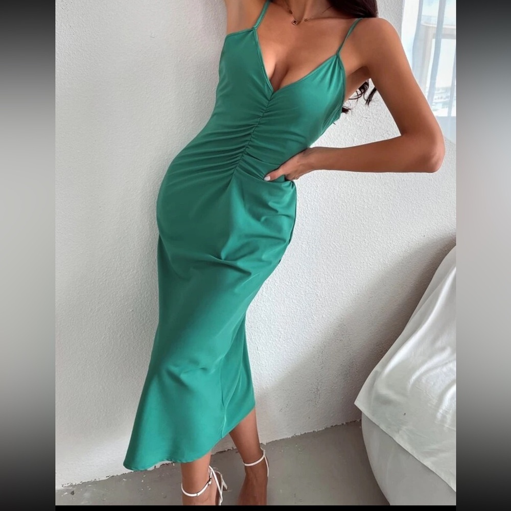 Elegant Green Satin Dress - Picture 2 of 6